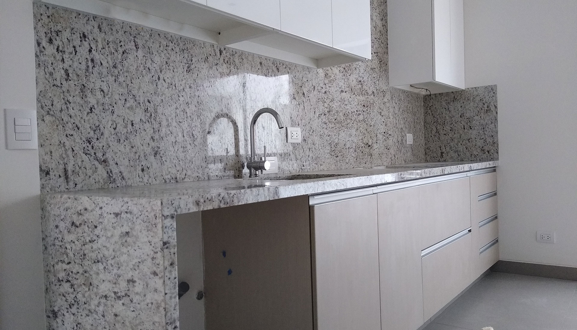 Instalación y enchape de Cocinas con piedras naturales y piedras sinterizadas  (granito, marmol, cuarzo y ascale porcelanato
