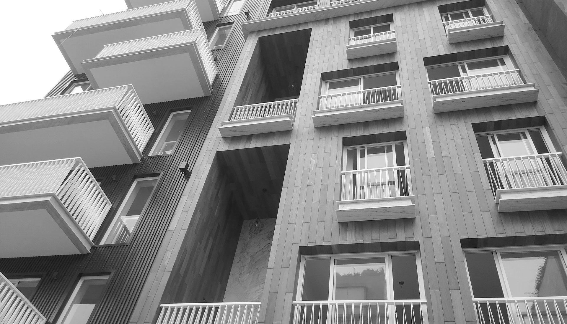 instalación y enchape de fachadas y paredes con piedras naturales y piedras sinterizadas (granito, marmol, cuarzo y ascale porcelanato)