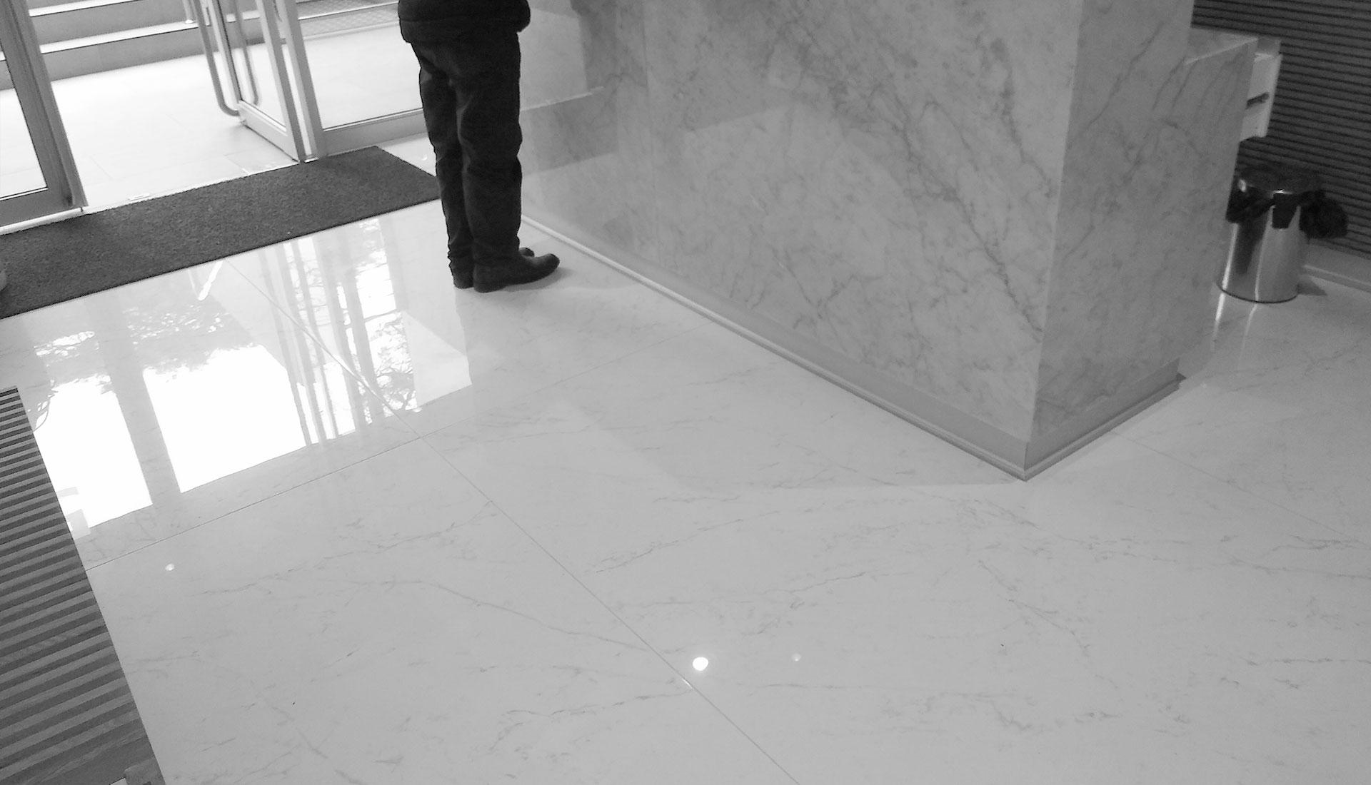 Instalación y enchape de pisos con piedras naturales y piedras sinterizadas (cuarzo, granito, cuarzo, ascale porcelanato